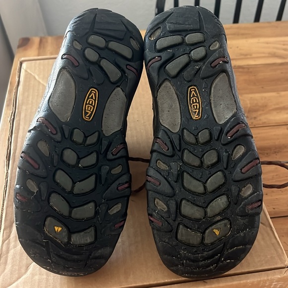 KEEN trekker boot size 7.5 brown and burgundy - Picture 9 of 17